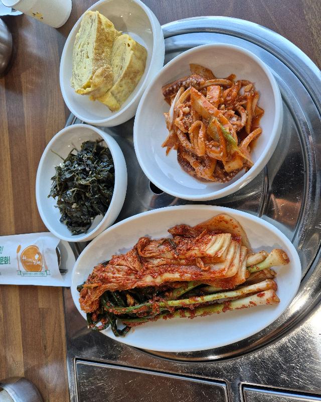 정갈하게 담겨 나온 밑반찬들