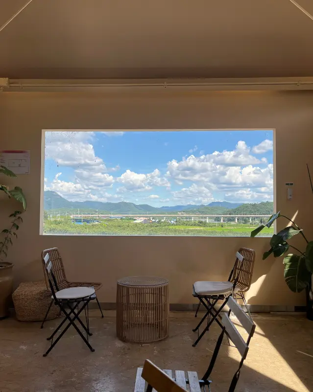 통창 너머로 보이는 아름다운 풍경