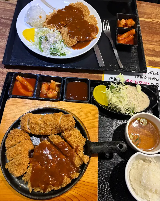 깔끔한 돈까스 한 상 차림