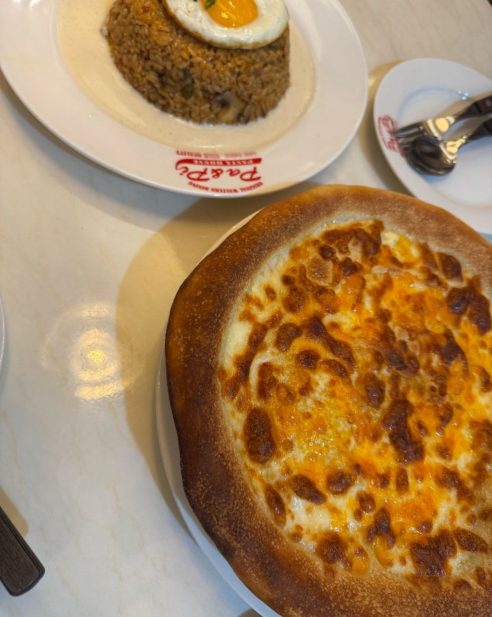 고소한 치즈가 듬뿍 올려진 피자