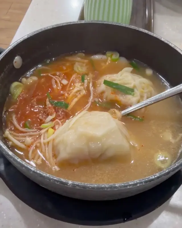 만두국 속 만두