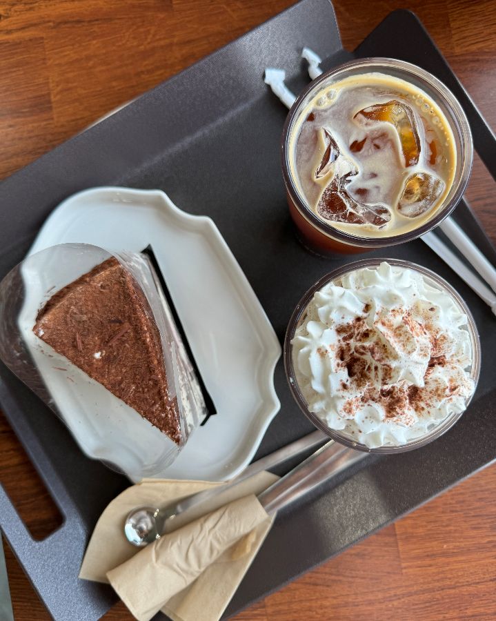 아이스 아메리카노와 무지개 케이크