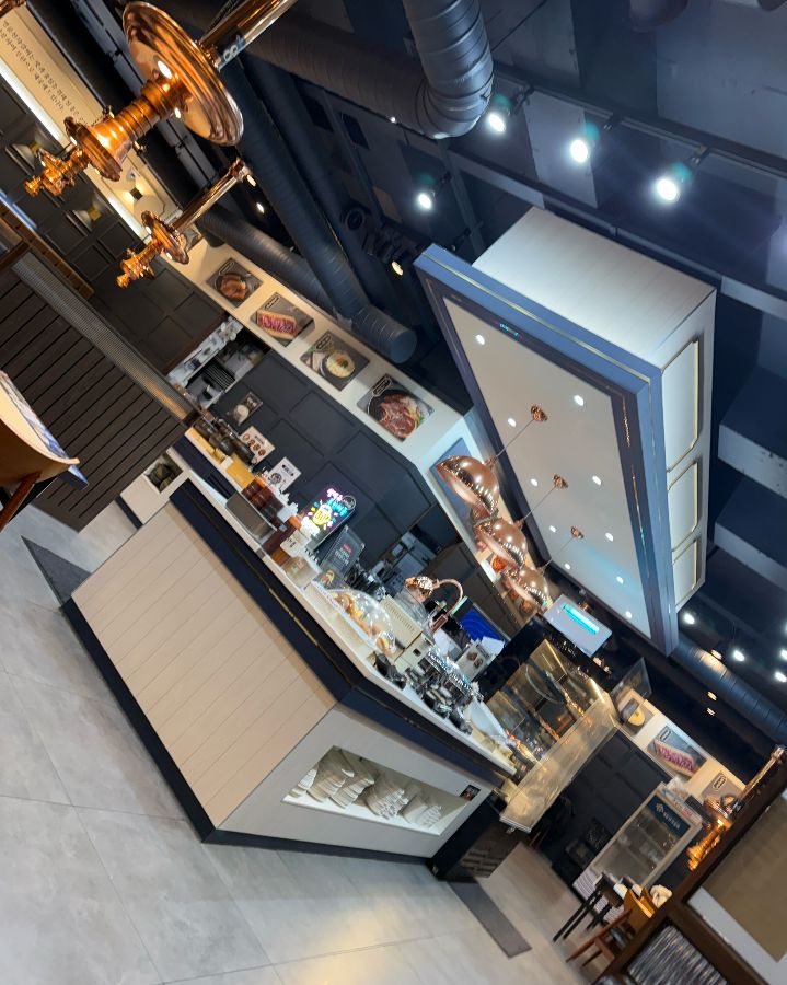 깔끔하고 넓은 매장 내부