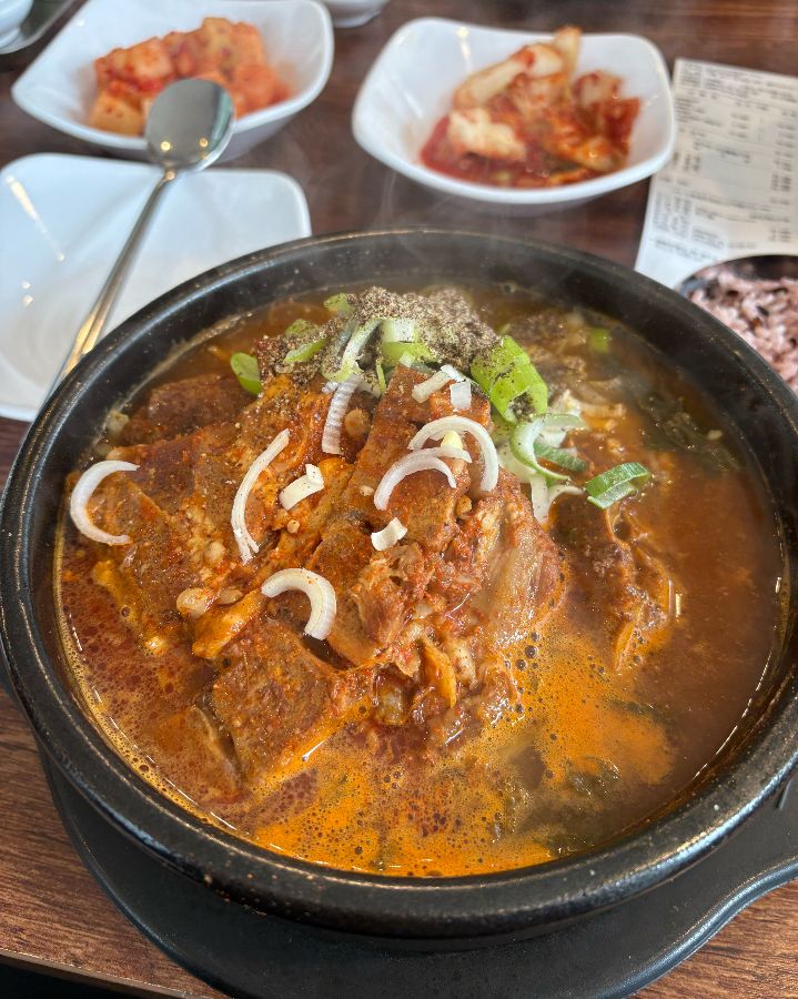 뼈구이와 함께 나오는 반찬들