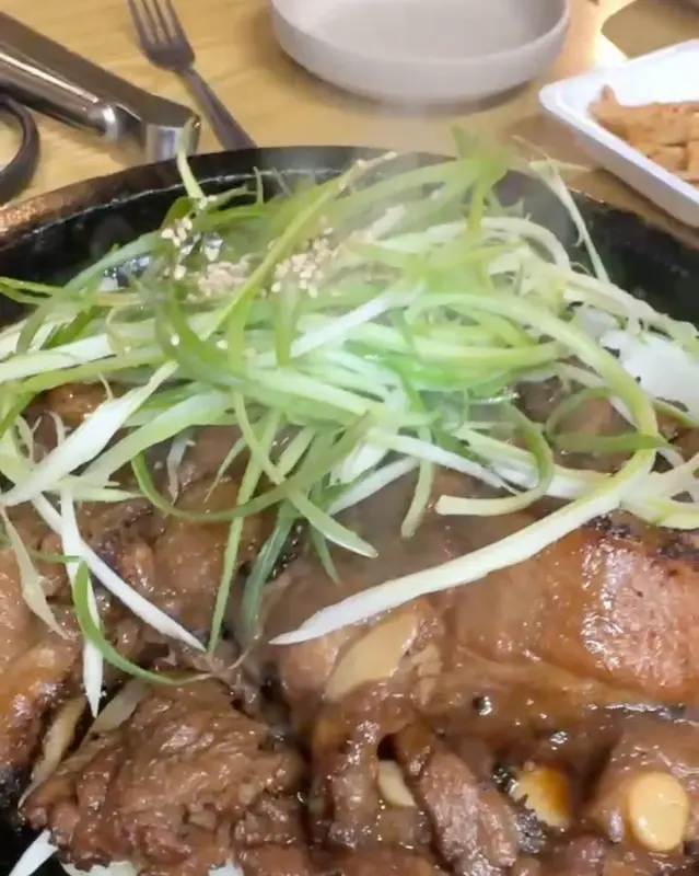 뜨거운 철판에 담겨 나오는 돼지갈비