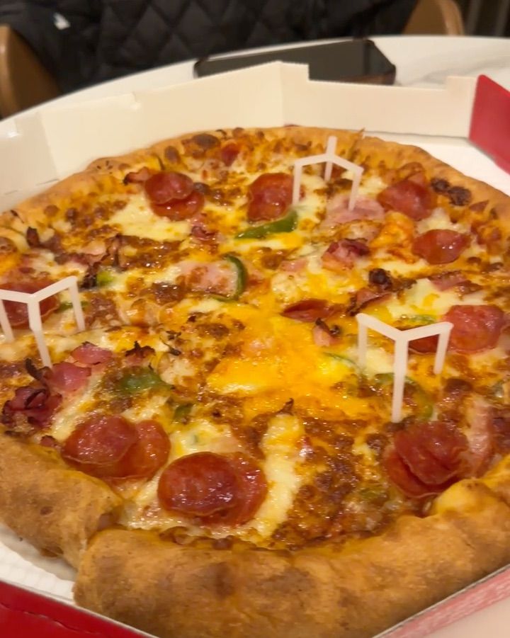 피자의 풍성한 토핑