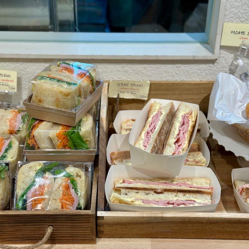 쇼케이스 안의 샌드위치