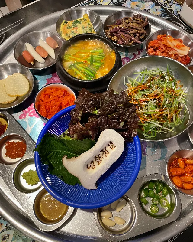 한 상 가득 차려진 냉삶집의 밥상