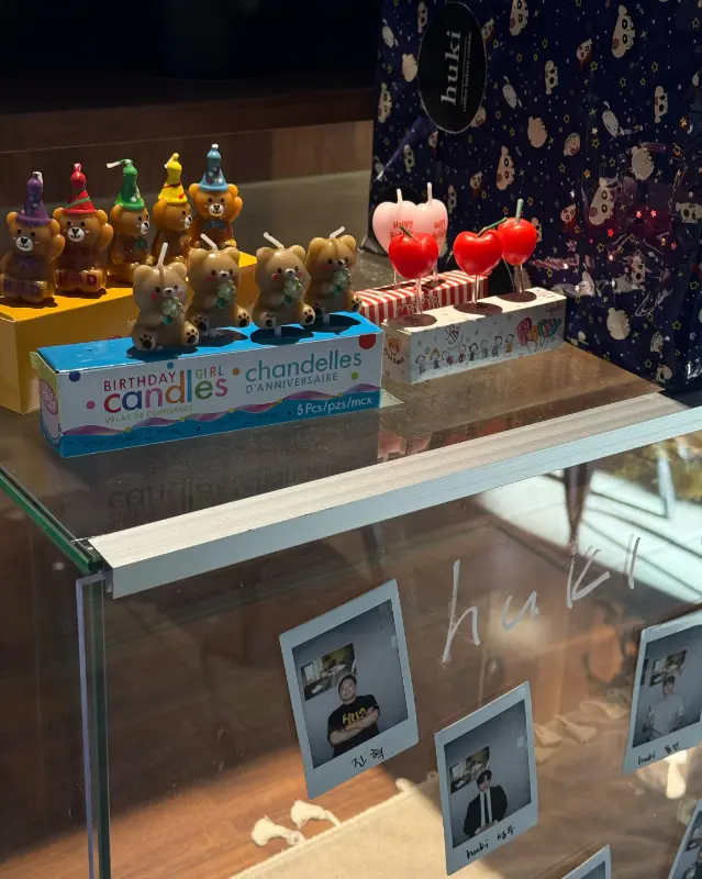 쇼케이스 위에 놓인 아기자기한 소품들.