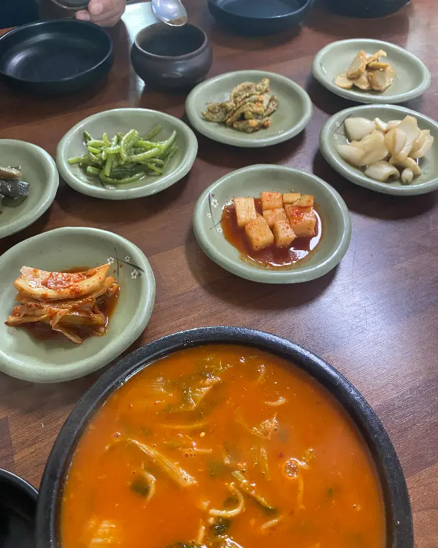 다양한 종류의 밑반찬 클로즈업 사진