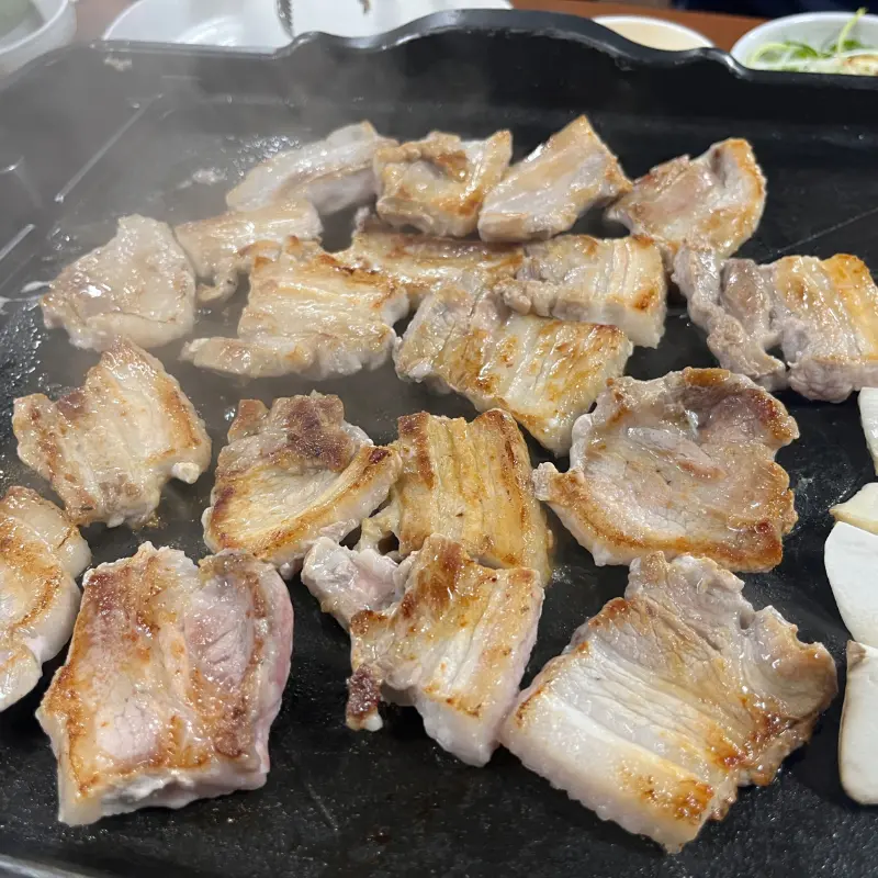 잘 구워진 삼겹살