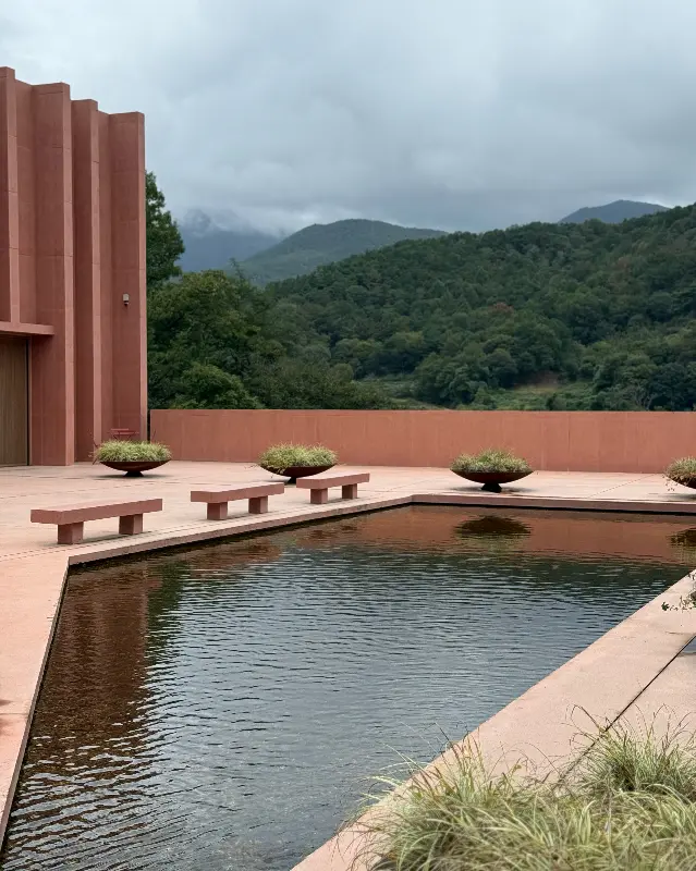 카페 외부 연못