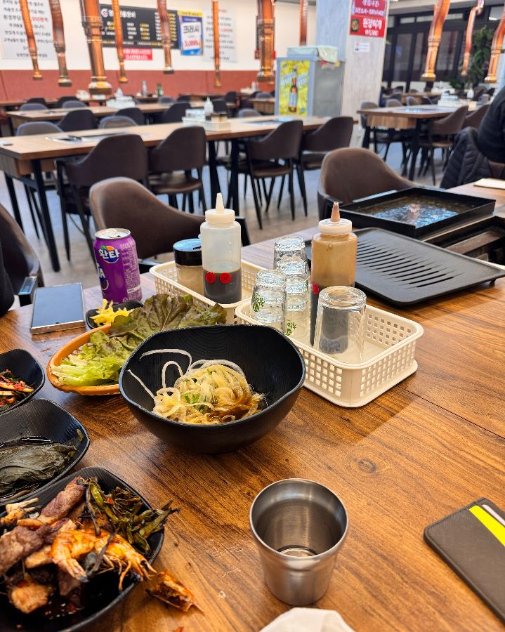 깔끔하게 정돈된 테이블 세팅