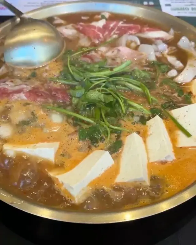 수육과 두부, 미나리가 듬뿍 들어간 된장 전골