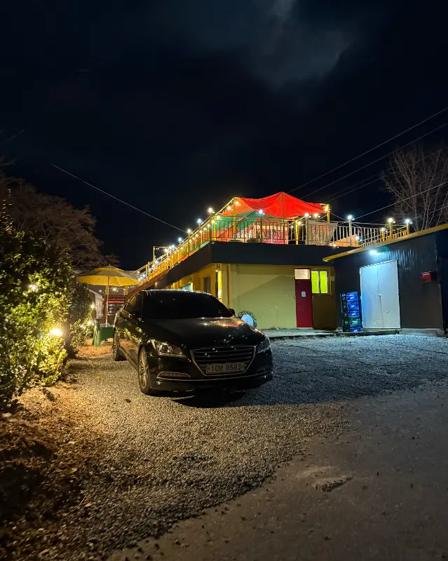 밤에 본 부엉이바베큐 건물