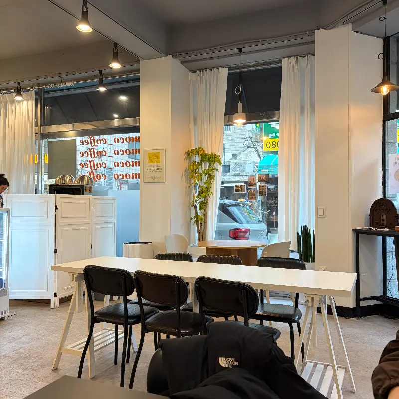 모코 카페 창가 좌석