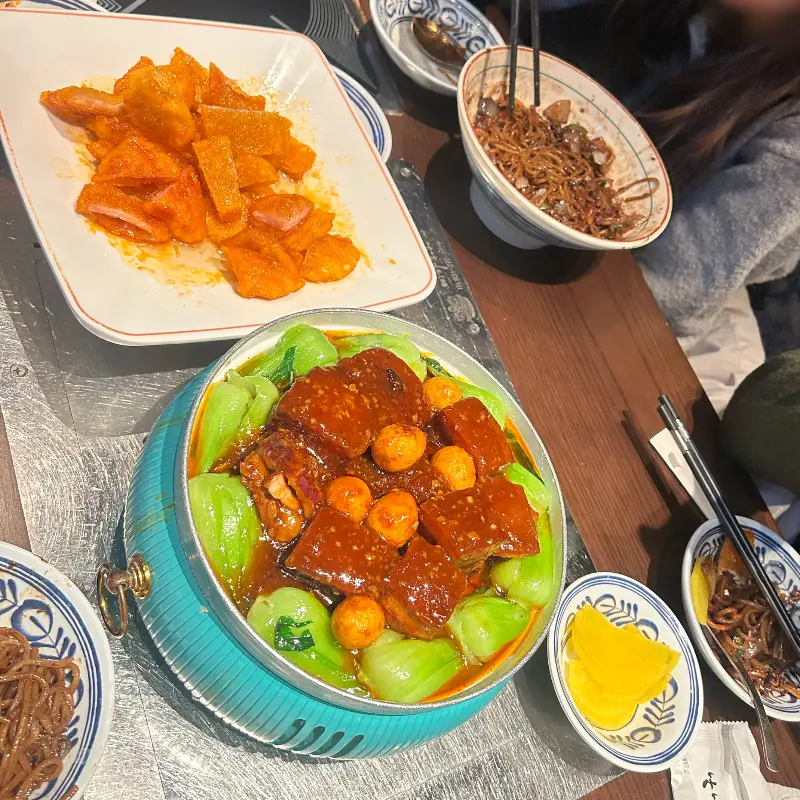 다양한 요리들로 가득 찬 테이블