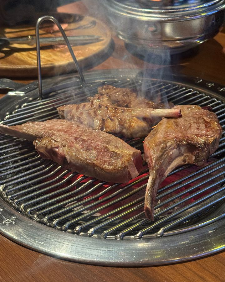 숯불 위에서 맛있게 구워지는 양갈비