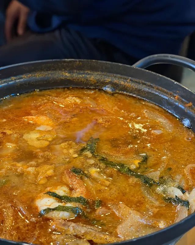 곱창 전골이 뚝배기에 담겨져 나오는 모습