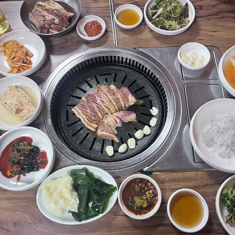 숯불 위에 갈비살이 구워지고 있는 모습