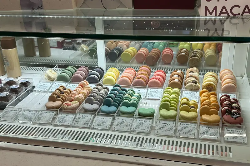 다양한 종류의 마카롱이 진열된 쇼케이스