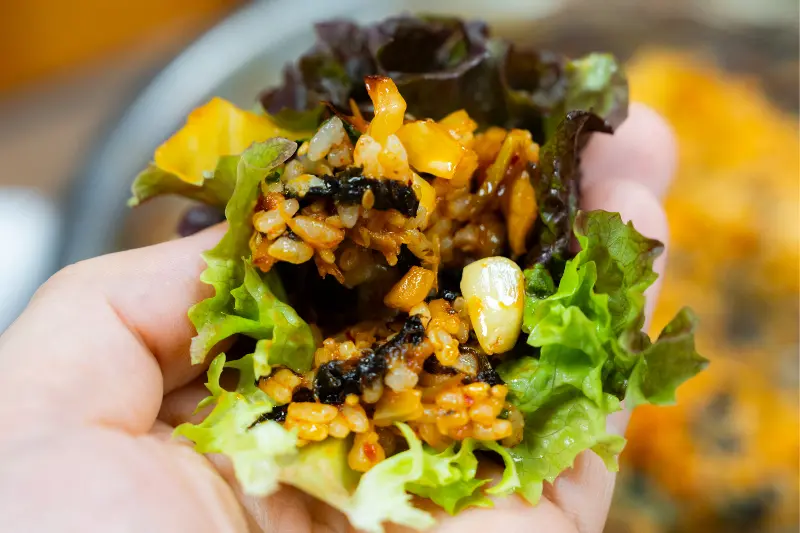 볶음밥을 쌈에 싸 먹는 모습