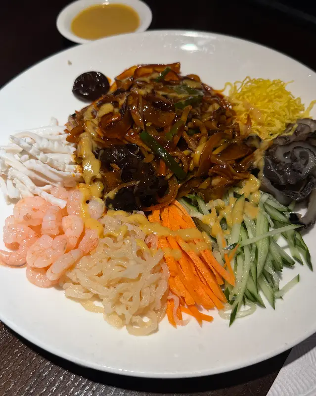 화려한 색감의 해산물 냉채