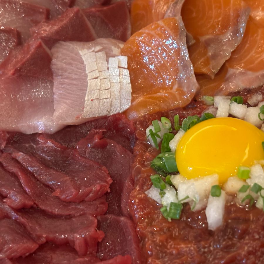 신선함이 살아있는 육회, 뭉티기, 연어