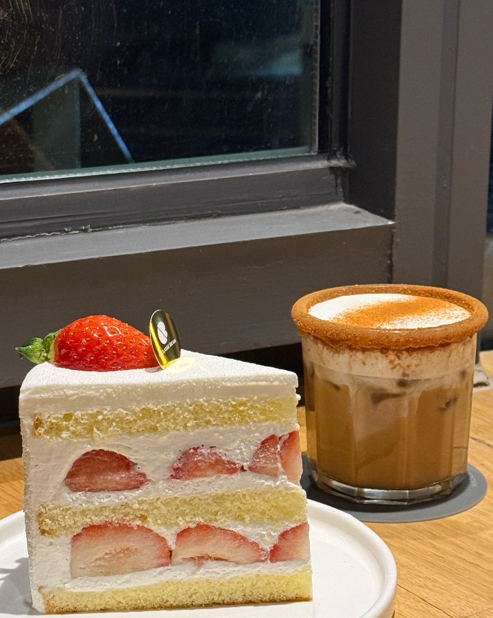 딸기 케이크와 라클라세빈 커피