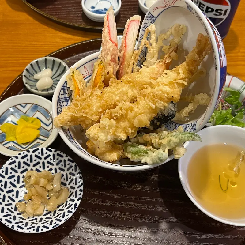 푸짐하게 튀김이 올려진 텐동