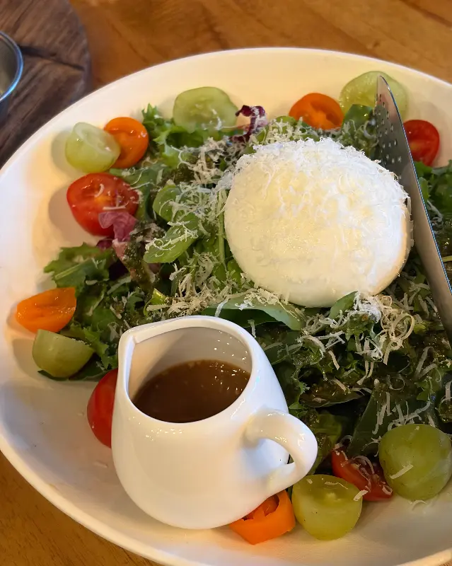 신선한 부라타 치즈 샐러드