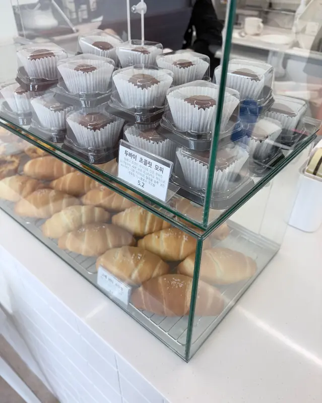 다양한 빵과 디저트가 진열된 쇼케이스