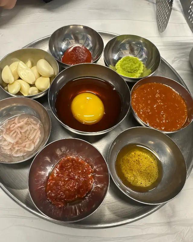 다양한 소스들이 담긴 쟁반
