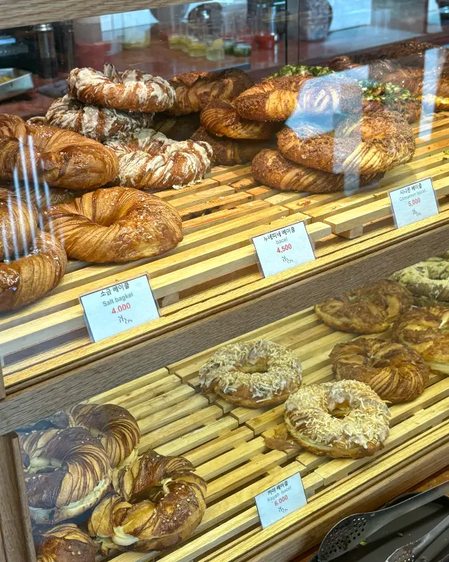 쇼케이스 안의 베이글