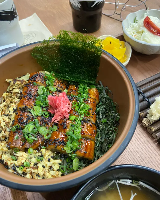 싱싱한 재료로 만든 장어덮밥