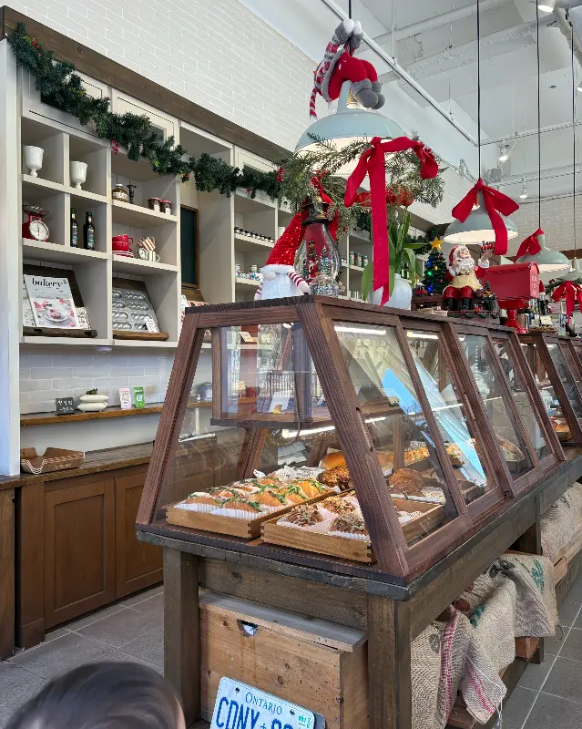 다양한 빵 진열대