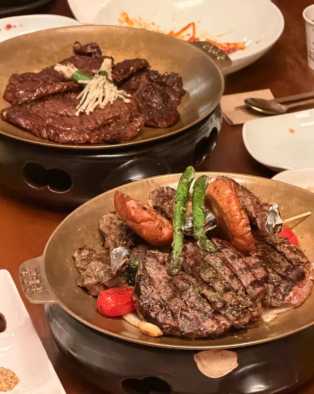 다 구워져 나오는 스테이크