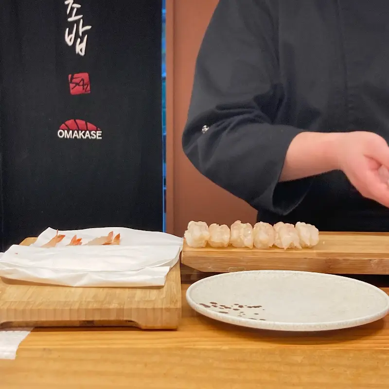 정성스럽게 초밥을 만드는 셰프의 모습