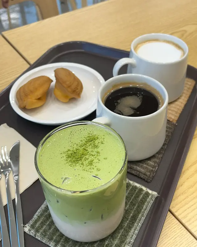 말차미숫가루라떼와 크림치즈 스콘