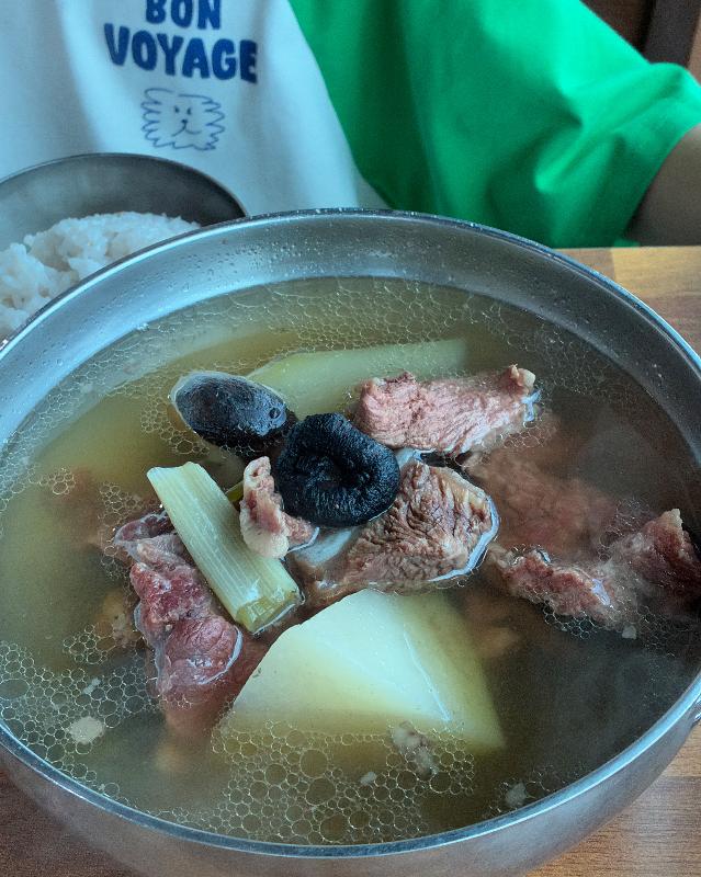 소고기와 능이버섯이 가득 들어간 능이소고기국