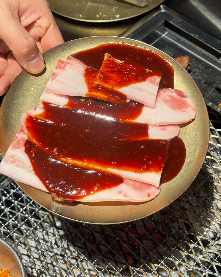 맛있게 양념된 고기