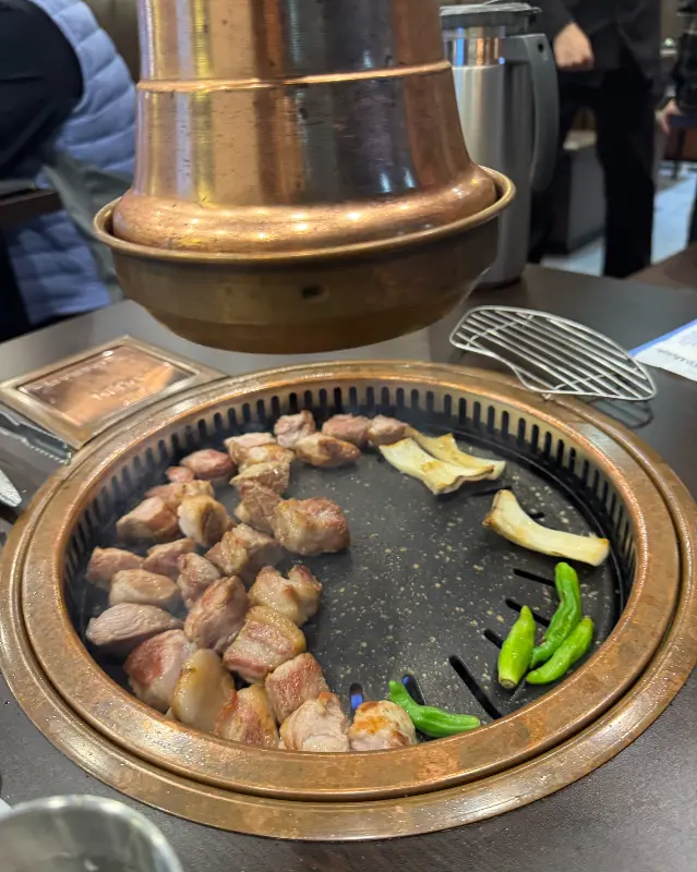 전문가의 손길로 구워지는 삼겹살