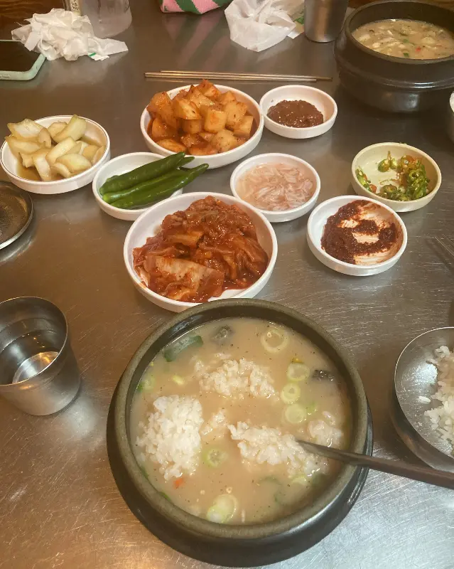 밥을 말아 먹음직스러운 순대국밥