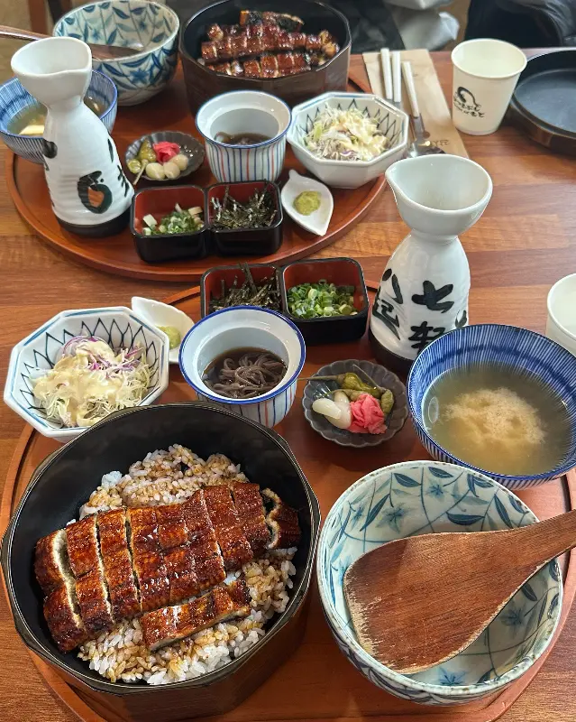 푸짐한 장어덮밥 한 상