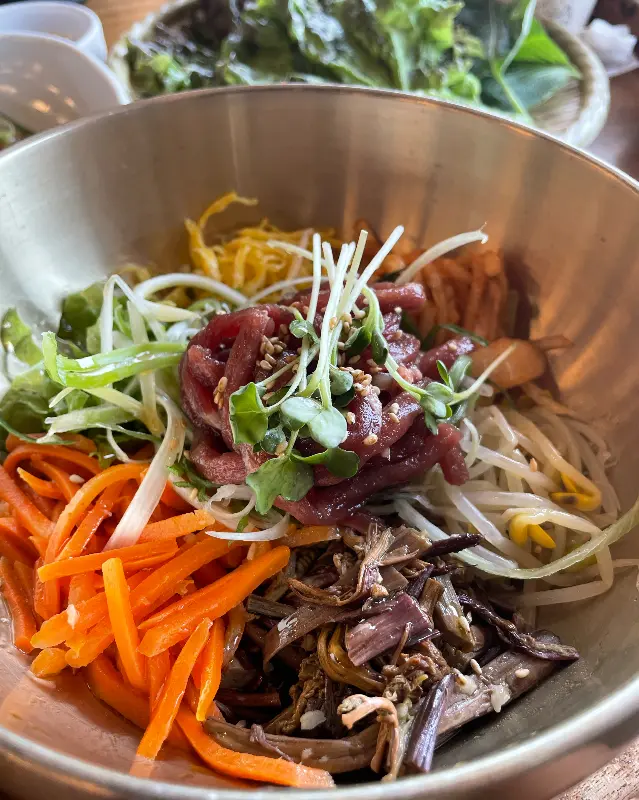 신선한 채소가 듬뿍 들어간 육회 비빔밥