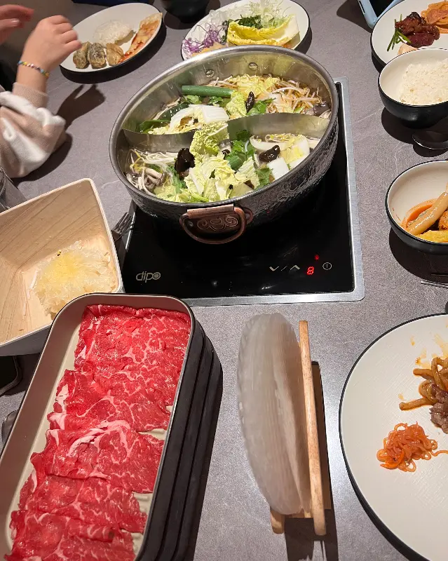 샤브샤브를 즐기는 테이블 풍경