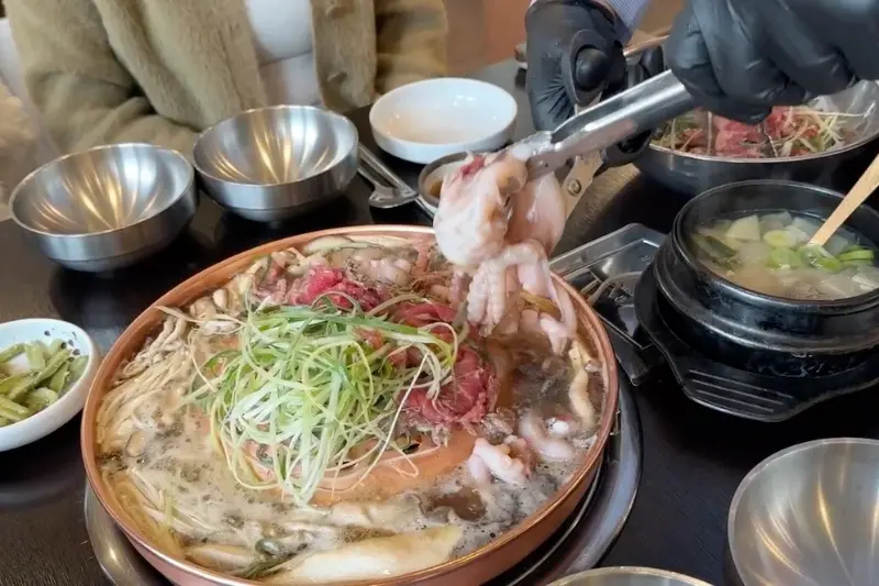 소불고기에 낙지를 추가하는 모습