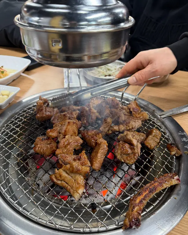 돼지갈비를 굽는 모습