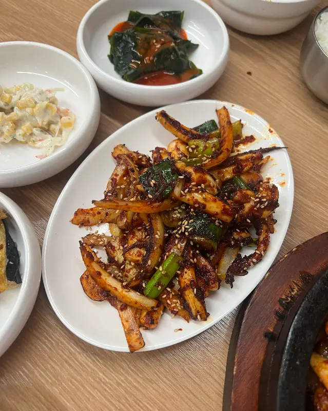 매콤한 양념과 불향이 조화로운 오징어볶음