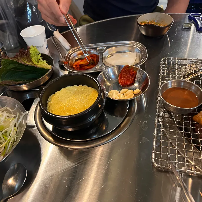 테이블 위에 놓인 밑반찬